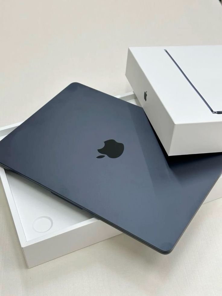 Apple MacBook Air M5 16GB RAM 512GB SSD – Multiple Colors Available (Pre-Owned)